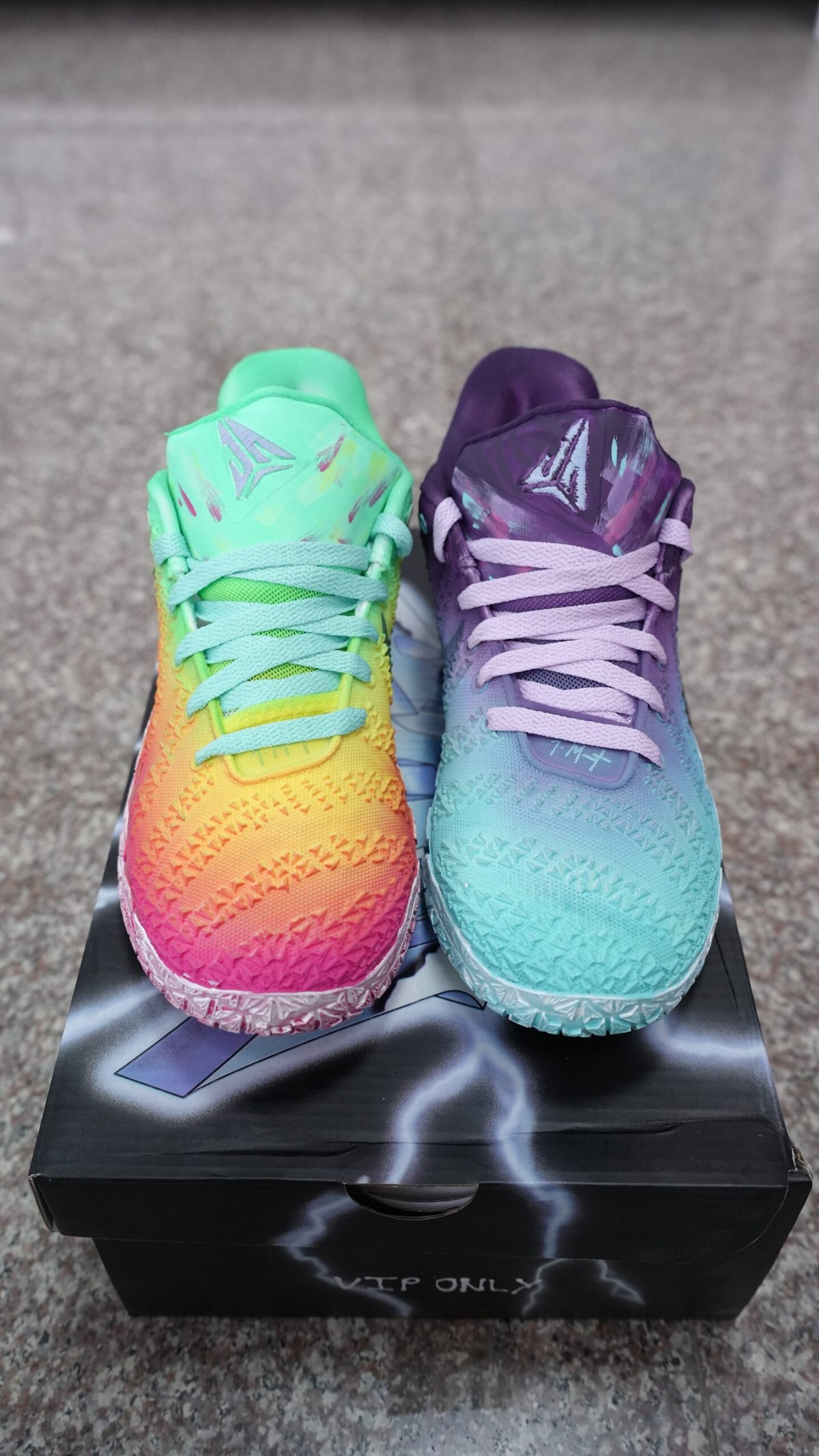 Men’s Mismatched Low-Top Basketball Shoes, Asymmetric Rainbow Gradient & Purple Teal Gradient Textured Upper Athletic Sneakers, Cushioned Non-Slip Wear-Resistant Training Footwear for Basketball & Street Style