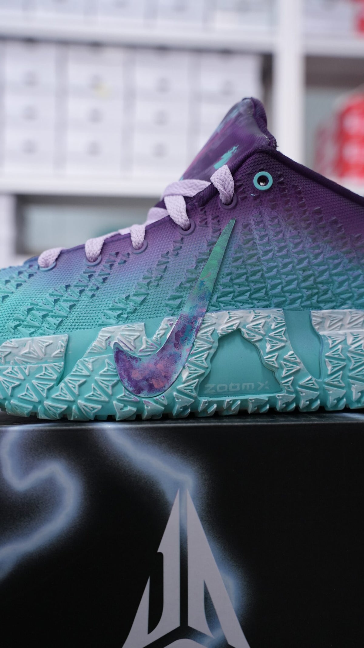 Men’s Mismatched Low-Top Basketball Shoes, Asymmetric Rainbow Gradient & Purple Teal Gradient Textured Upper Athletic Sneakers, Cushioned Non-Slip Wear-Resistant Training Footwear for Basketball & Street Style