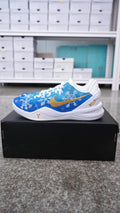 Men’s Kobe Low-Top Basketball Shoes, Winter Snowflake Pattern Blue White Breathable Mesh Athletic Sneakers with Gold Swoosh & Signature Detail, Cushioned Non-Slip Wear-Resistant Themed Training Footwear for Basketball & Casual Wear