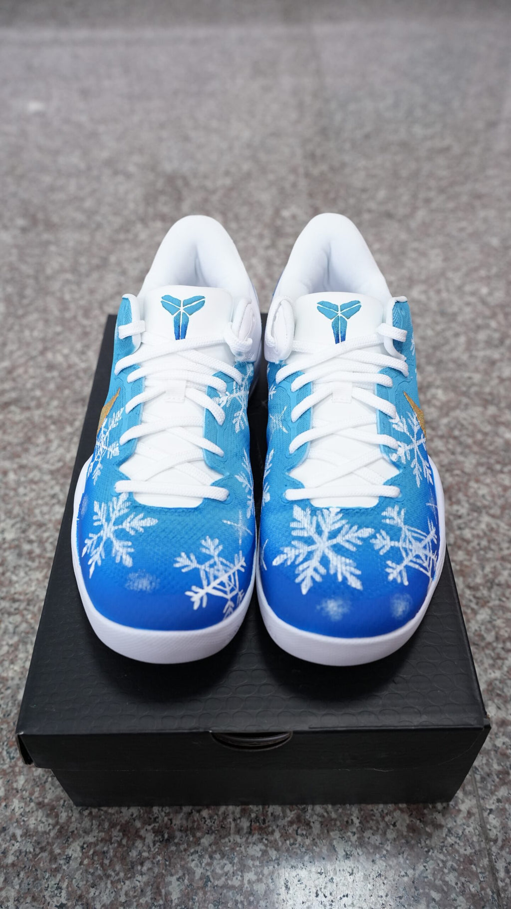 Men’s Kobe Low-Top Basketball Shoes, Winter Snowflake Pattern Blue White Breathable Mesh Athletic Sneakers with Gold Swoosh & Signature Detail, Cushioned Non-Slip Wear-Resistant Themed Training Footwear for Basketball & Casual Wear
