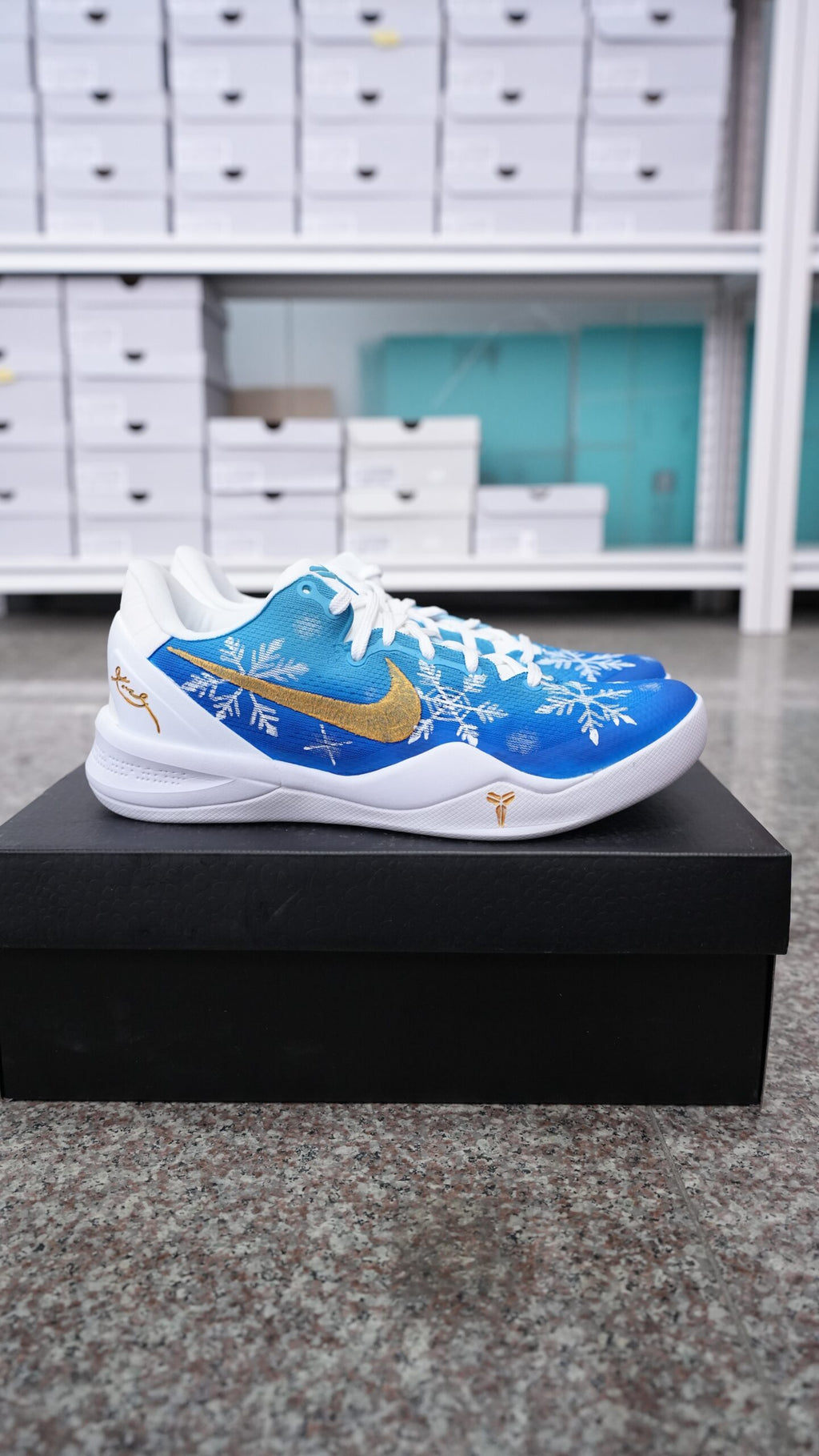 Men’s Kobe Low-Top Basketball Shoes, Winter Snowflake Pattern Blue White Breathable Mesh Athletic Sneakers with Gold Swoosh & Signature Detail, Cushioned Non-Slip Wear-Resistant Themed Training Footwear for Basketball & Casual Wear