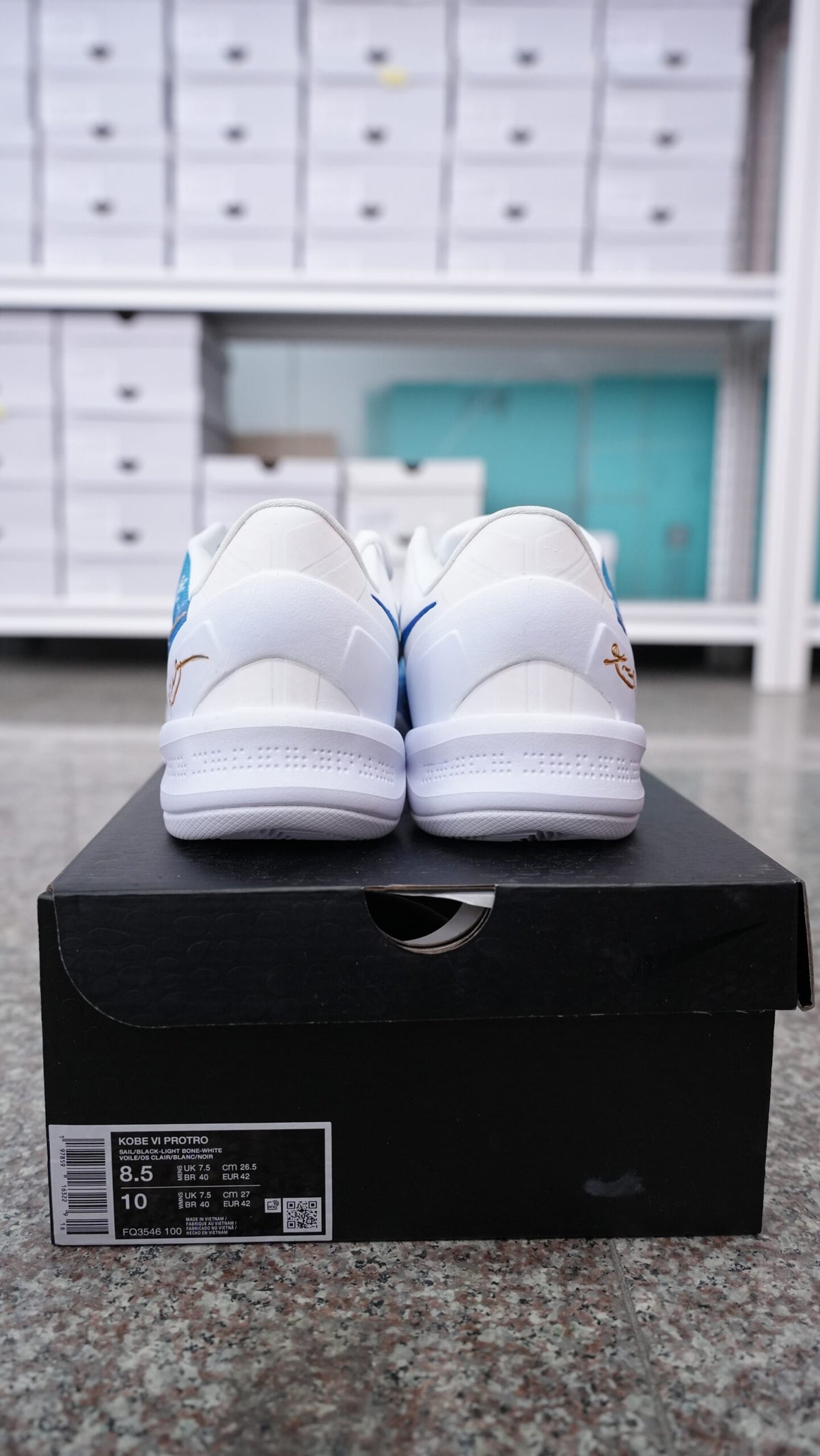 Men’s Kobe Low-Top Basketball Shoes, Winter Snowflake Pattern Blue White Breathable Mesh Athletic Sneakers with Gold Swoosh & Signature Detail, Cushioned Non-Slip Wear-Resistant Themed Training Footwear for Basketball & Casual Wear