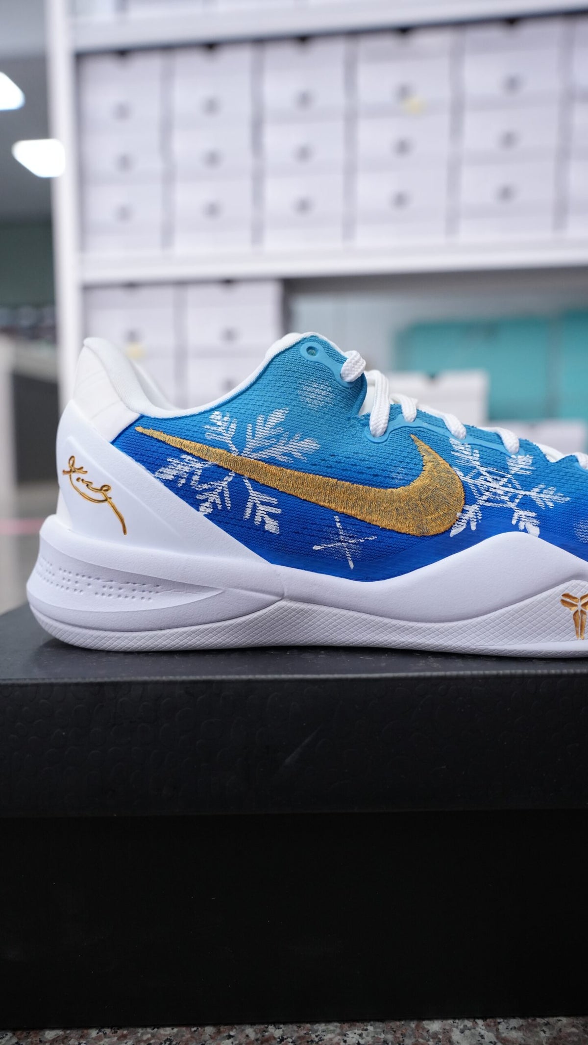 Men’s Kobe Low-Top Basketball Shoes, Winter Snowflake Pattern Blue White Breathable Mesh Athletic Sneakers with Gold Swoosh & Signature Detail, Cushioned Non-Slip Wear-Resistant Themed Training Footwear for Basketball & Casual Wear