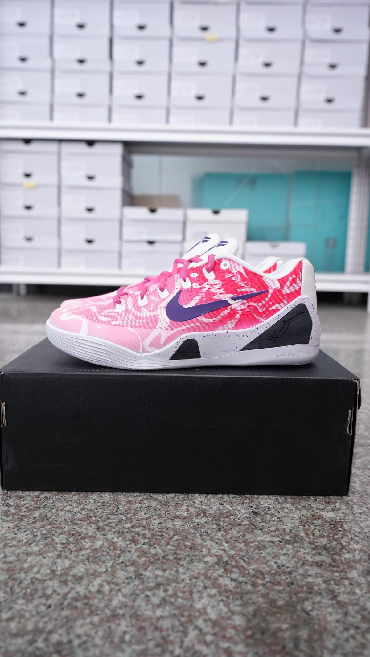Men’s Kobe Low-Top Basketball Shoes, Pink White Abstract Pattern Breathable Mesh Athletic Sneakers with Purple Swoosh, Cushioned Non-Slip Wear-Resistant Training Footwear for Basketball & Daily Casual Wear