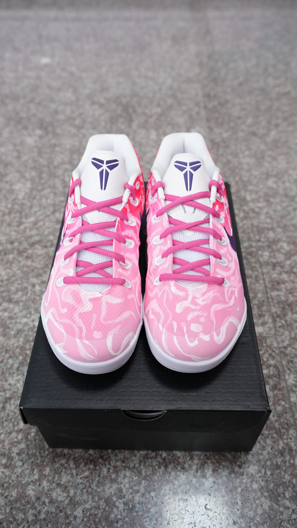 Men’s Kobe Low-Top Basketball Shoes, Pink White Abstract Pattern Breathable Mesh Athletic Sneakers with Purple Swoosh, Cushioned Non-Slip Wear-Resistant Training Footwear for Basketball & Daily Casual Wear