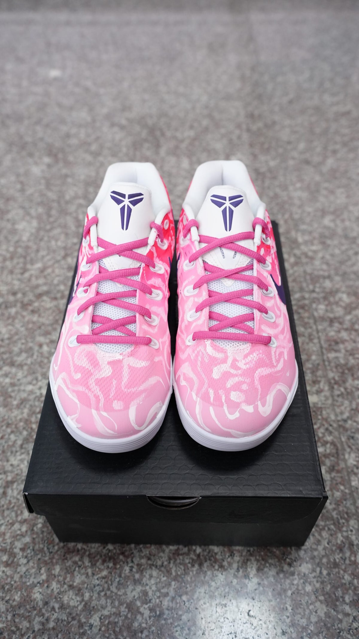 Men’s Kobe Low-Top Basketball Shoes, Pink White Abstract Pattern Breathable Mesh Athletic Sneakers with Purple Swoosh, Cushioned Non-Slip Wear-Resistant Training Footwear for Basketball & Daily Casual Wear