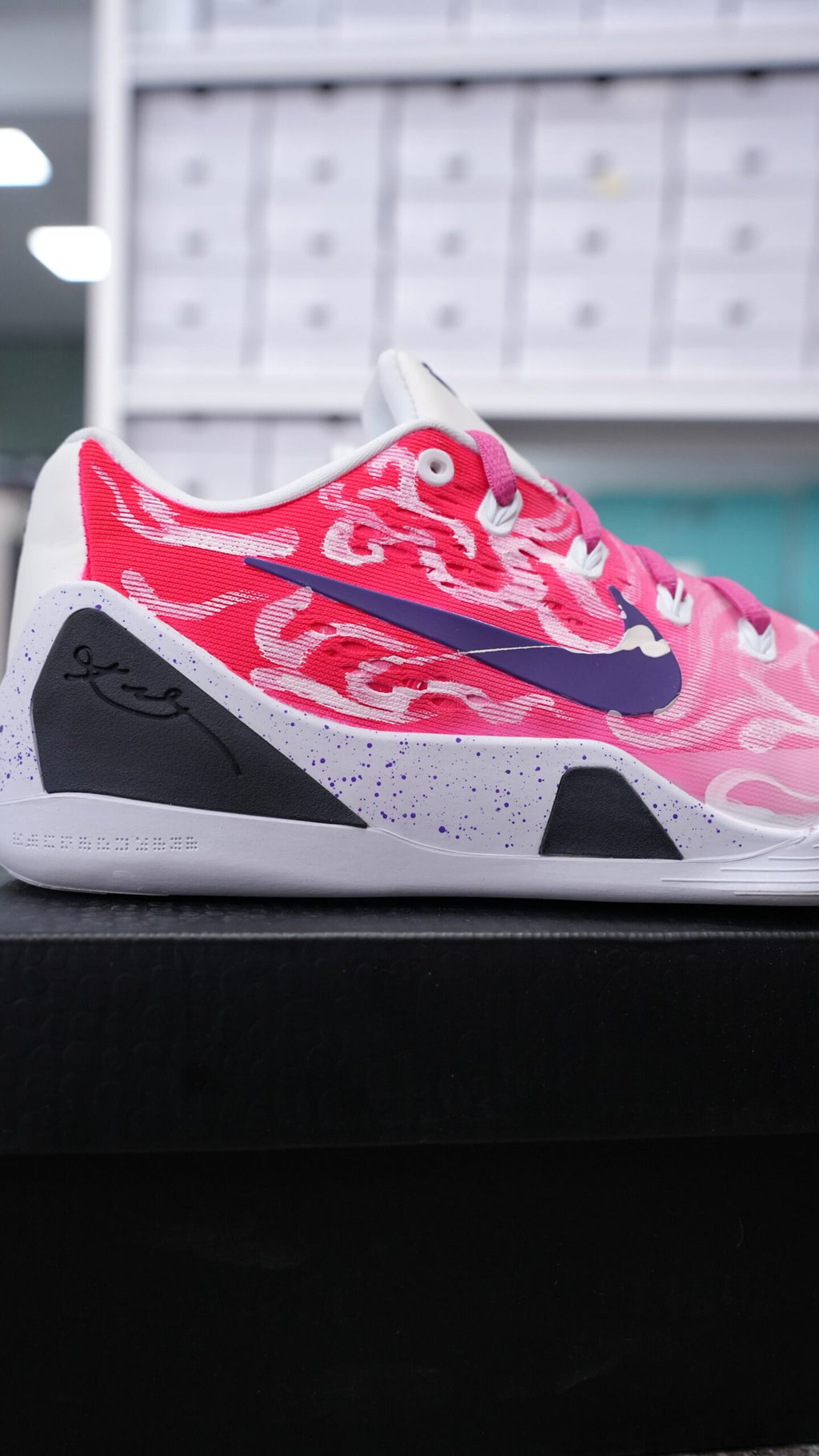 Men’s Kobe Low-Top Basketball Shoes, Pink White Abstract Pattern Breathable Mesh Athletic Sneakers with Purple Swoosh, Cushioned Non-Slip Wear-Resistant Training Footwear for Basketball & Daily Casual Wear
