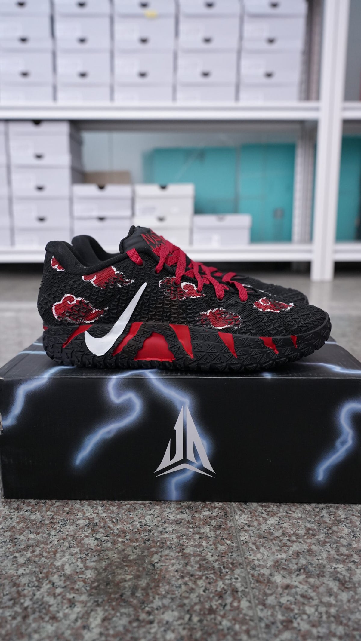 Men’s Low-Top Basketball Sneakers, Anime Inspired Black Red Akatsuki Cloud Pattern Breathable Cushioned Athletic Shoes, Non-Slip Wear-Resistant Streetwear Training Footwear