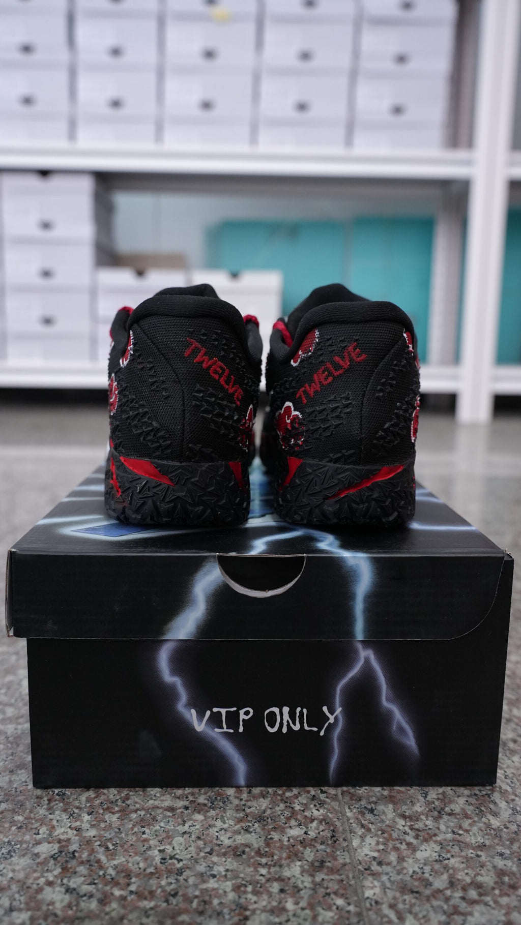 Men’s Low-Top Basketball Sneakers, Anime Inspired Black Red Akatsuki Cloud Pattern Breathable Cushioned Athletic Shoes, Non-Slip Wear-Resistant Streetwear Training Footwear