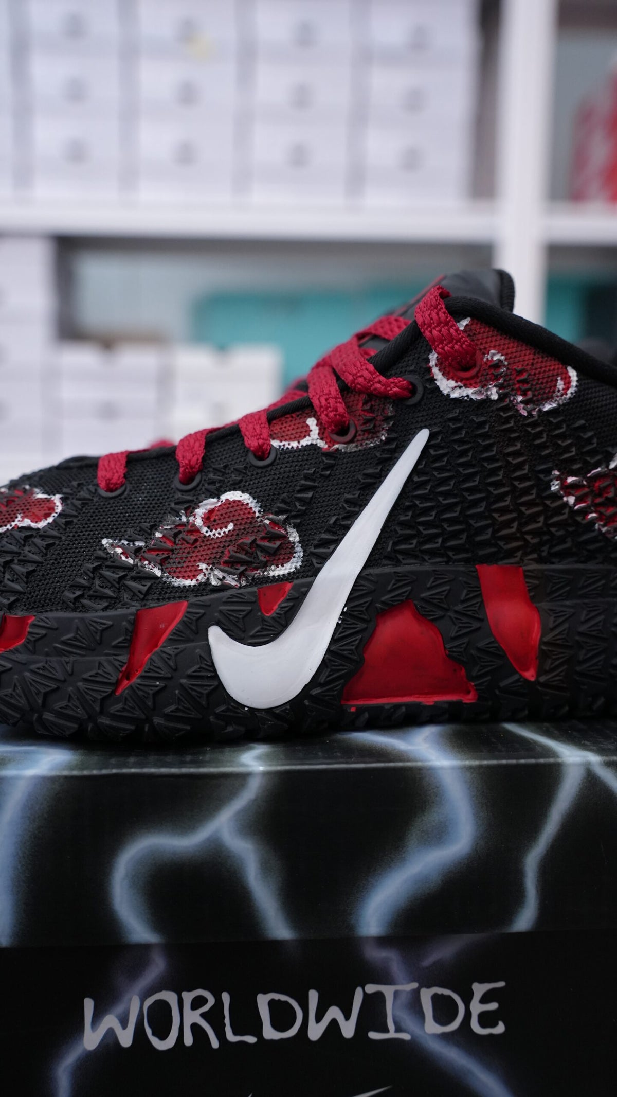 Men’s Low-Top Basketball Sneakers, Anime Inspired Black Red Akatsuki Cloud Pattern Breathable Cushioned Athletic Shoes, Non-Slip Wear-Resistant Streetwear Training Footwear