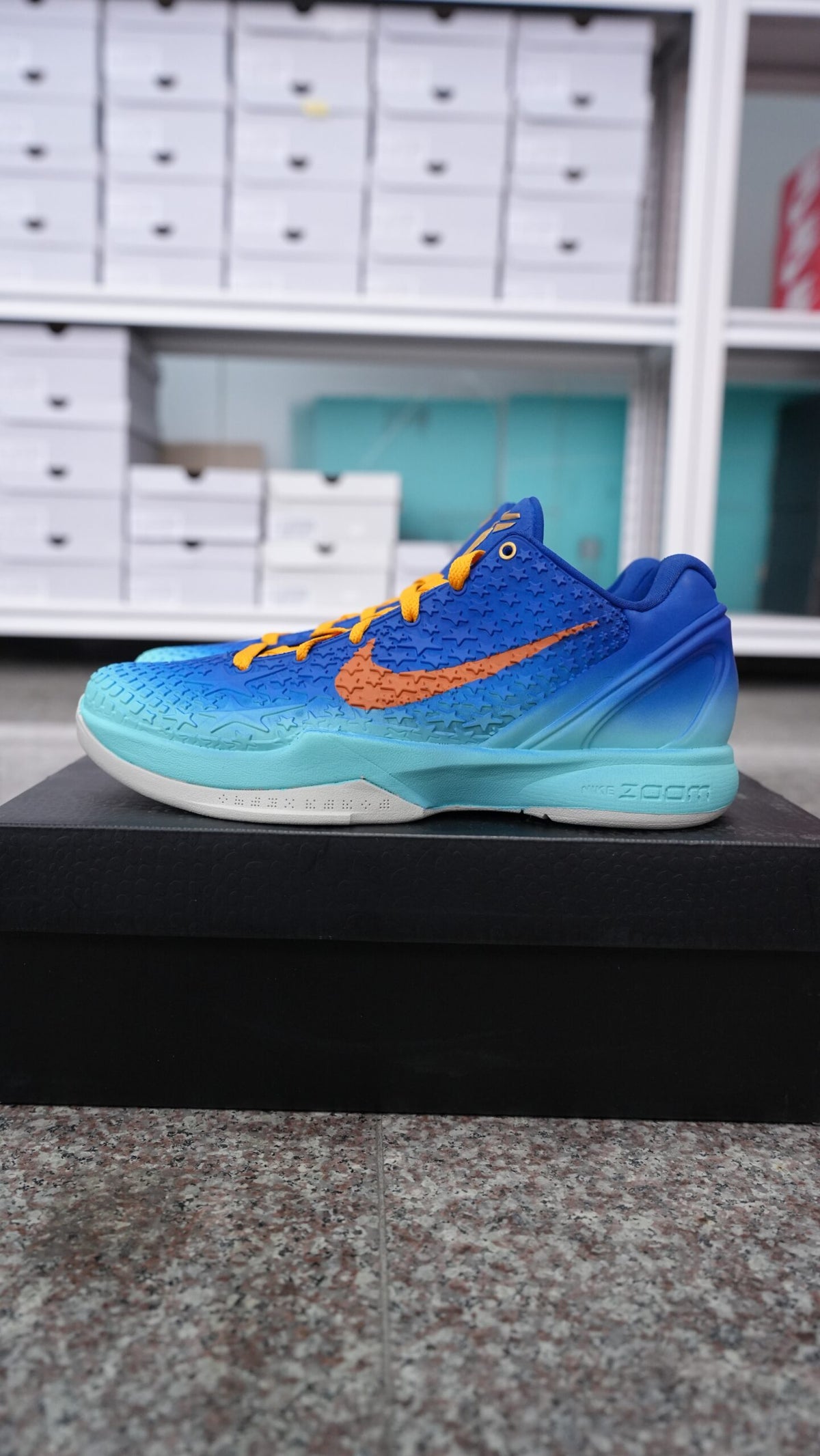 Men’s Low-Top Basketball Shoes, Blue Gradient Textured Upper with Orange Accent Breathable Athletic Sneakers, Cushioned Non-Slip Wear-Resistant Training Footwear for Basketball & Casual Wear