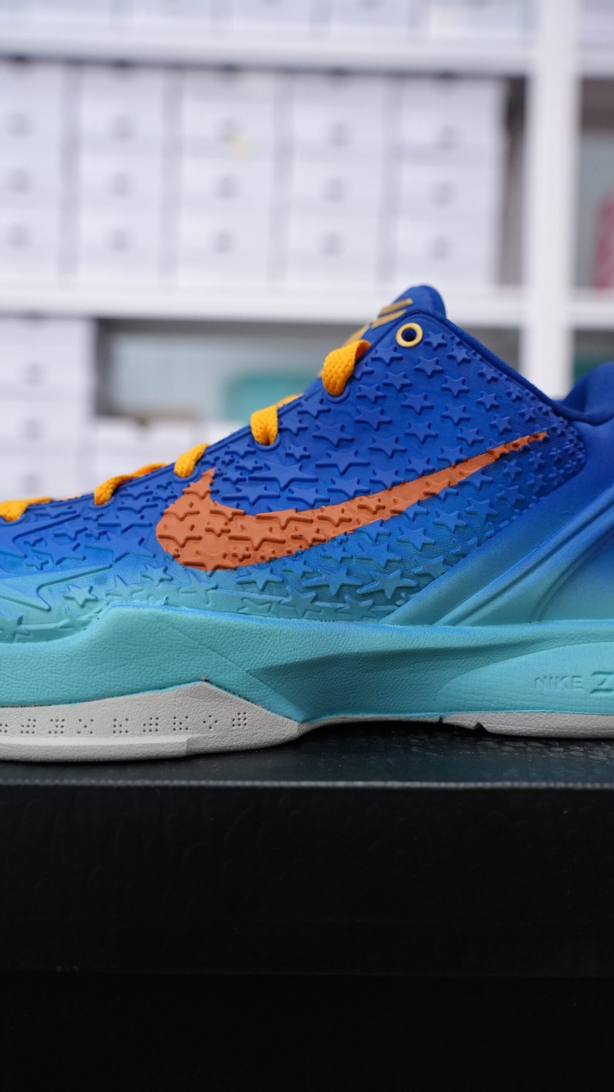Men’s Low-Top Basketball Shoes, Blue Gradient Textured Upper with Orange Accent Breathable Athletic Sneakers, Cushioned Non-Slip Wear-Resistant Training Footwear for Basketball & Casual Wear