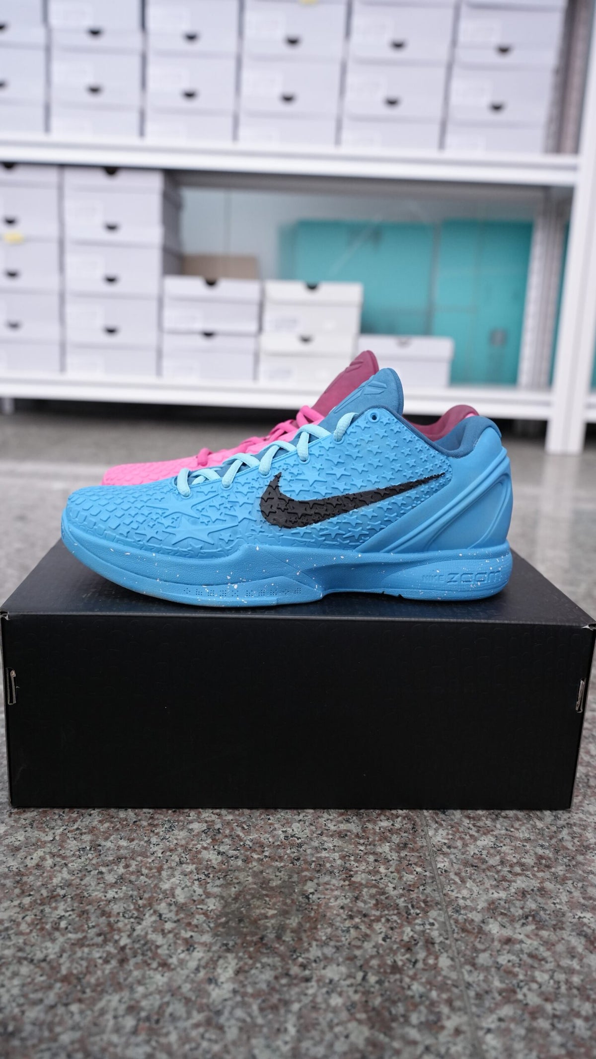 Men’s Mismatched Low-Top Basketball Shoes, Pink Blue Two-Tone Textured Upper Athletic Sneakers with Signature Detail, Cushioned Non-Slip Wear-Resistant Training Footwear for Basketball & Street Style