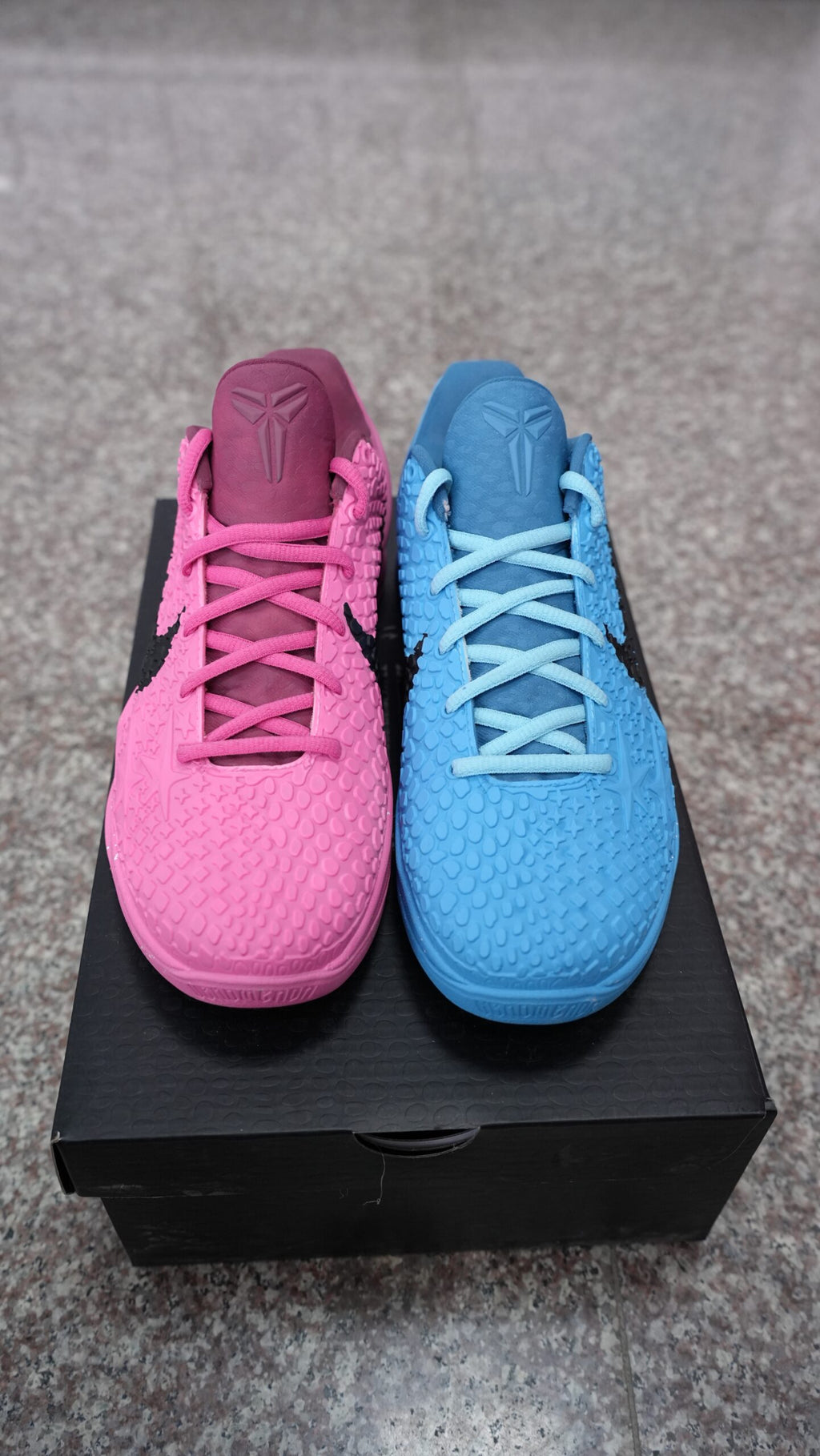 Men’s Mismatched Low-Top Basketball Shoes, Pink Blue Two-Tone Textured Upper Athletic Sneakers with Signature Detail, Cushioned Non-Slip Wear-Resistant Training Footwear for Basketball & Street Style