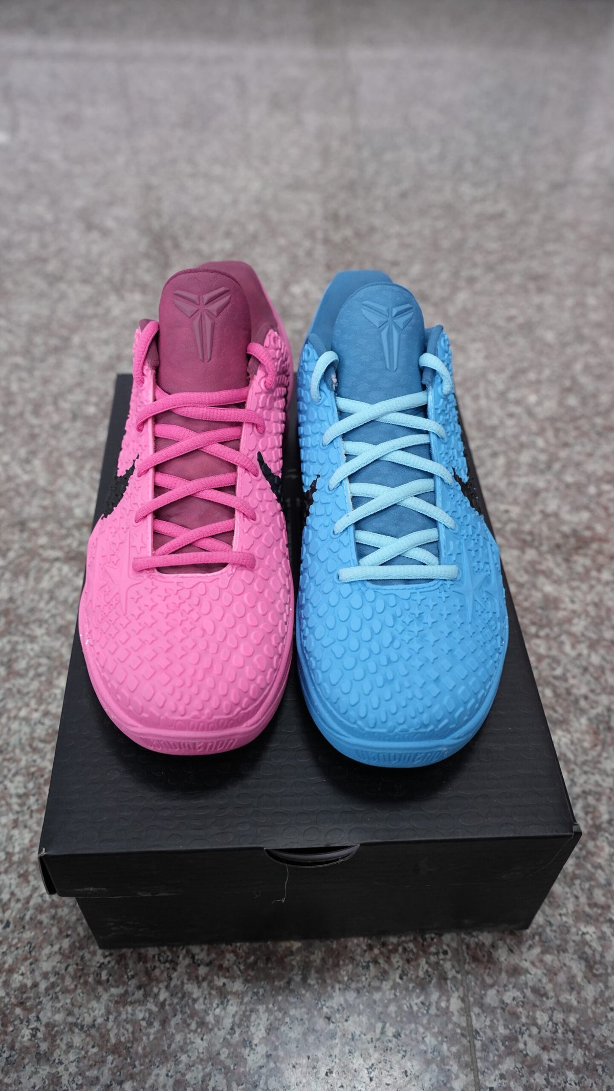 Men’s Mismatched Low-Top Basketball Shoes, Pink Blue Two-Tone Textured Upper Athletic Sneakers with Signature Detail, Cushioned Non-Slip Wear-Resistant Training Footwear for Basketball & Street Style