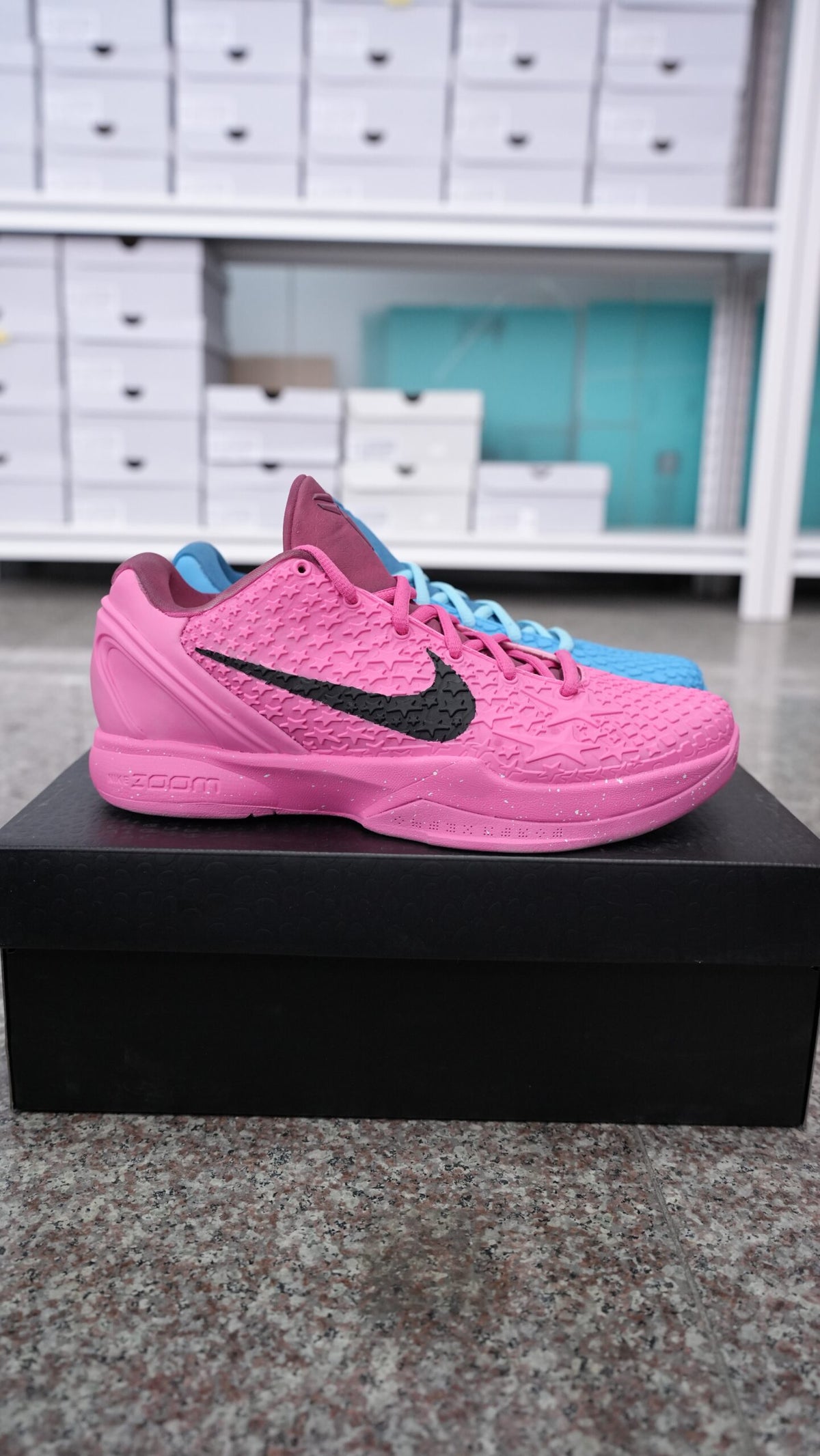 Men’s Mismatched Low-Top Basketball Shoes, Pink Blue Two-Tone Textured Upper Athletic Sneakers with Signature Detail, Cushioned Non-Slip Wear-Resistant Training Footwear for Basketball & Street Style
