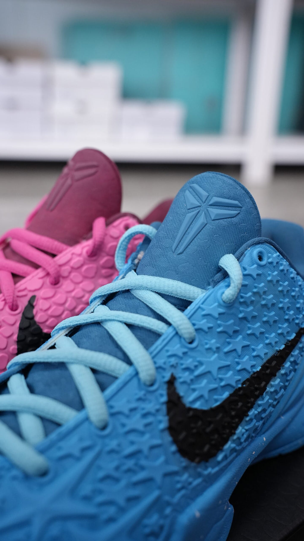 Men’s Mismatched Low-Top Basketball Shoes, Pink Blue Two-Tone Textured Upper Athletic Sneakers with Signature Detail, Cushioned Non-Slip Wear-Resistant Training Footwear for Basketball & Street Style