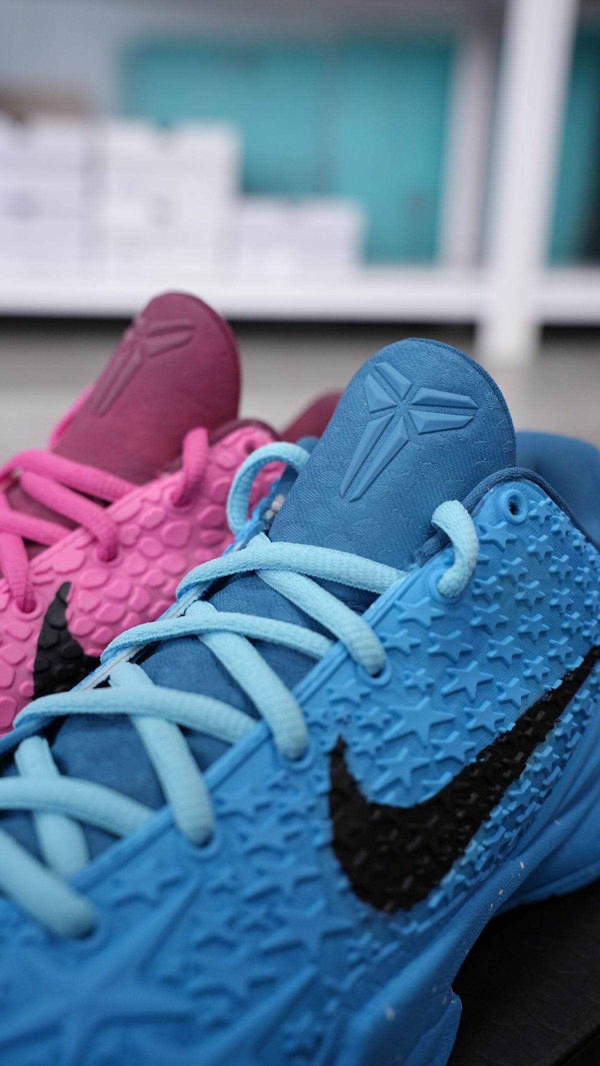 Men’s Mismatched Low-Top Basketball Shoes, Pink Blue Two-Tone Textured Upper Athletic Sneakers with Signature Detail, Cushioned Non-Slip Wear-Resistant Training Footwear for Basketball & Street Style