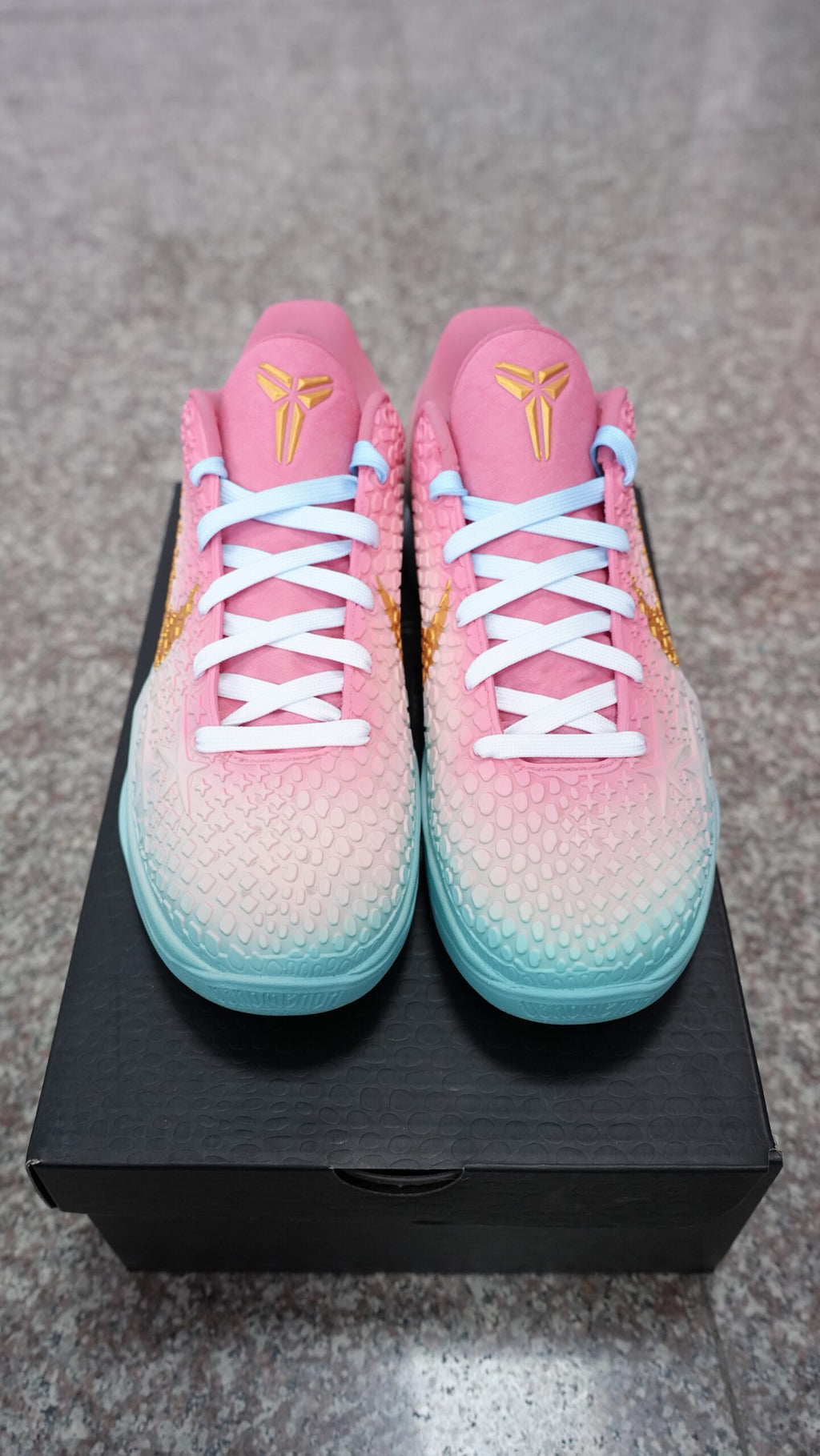 Men’s Low-Top Basketball Shoes, Pink Teal Gradient Textured Upper with Gold Swoosh, Zoom Cushioned Non-Slip Wear-Resistant Athletic Sneakers for Training & Daily Casual Wear