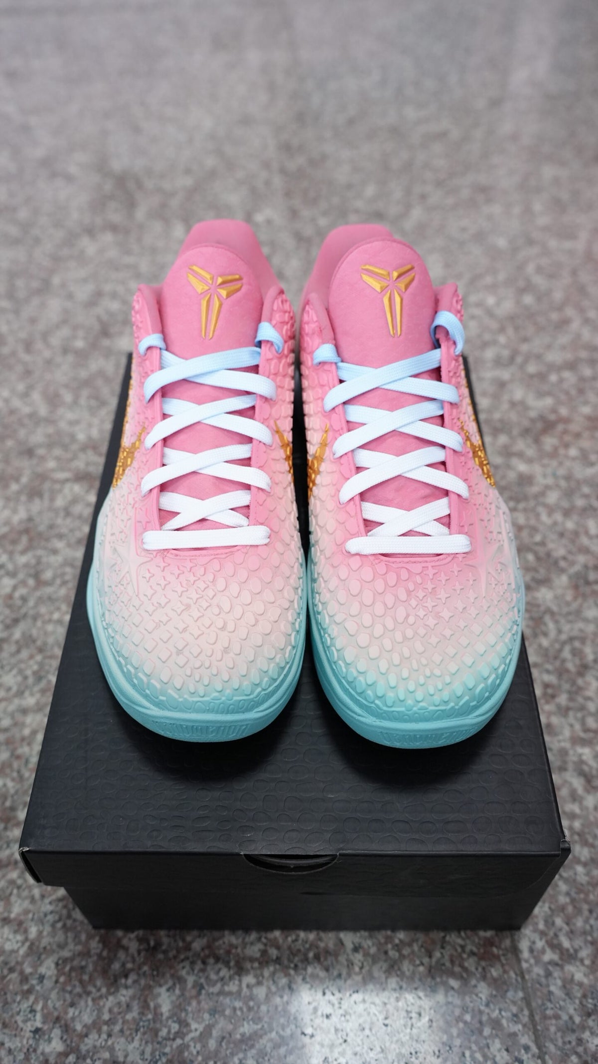 Men’s Low-Top Basketball Shoes, Pink Teal Gradient Textured Upper with Gold Swoosh, Zoom Cushioned Non-Slip Wear-Resistant Athletic Sneakers for Training & Daily Casual Wear