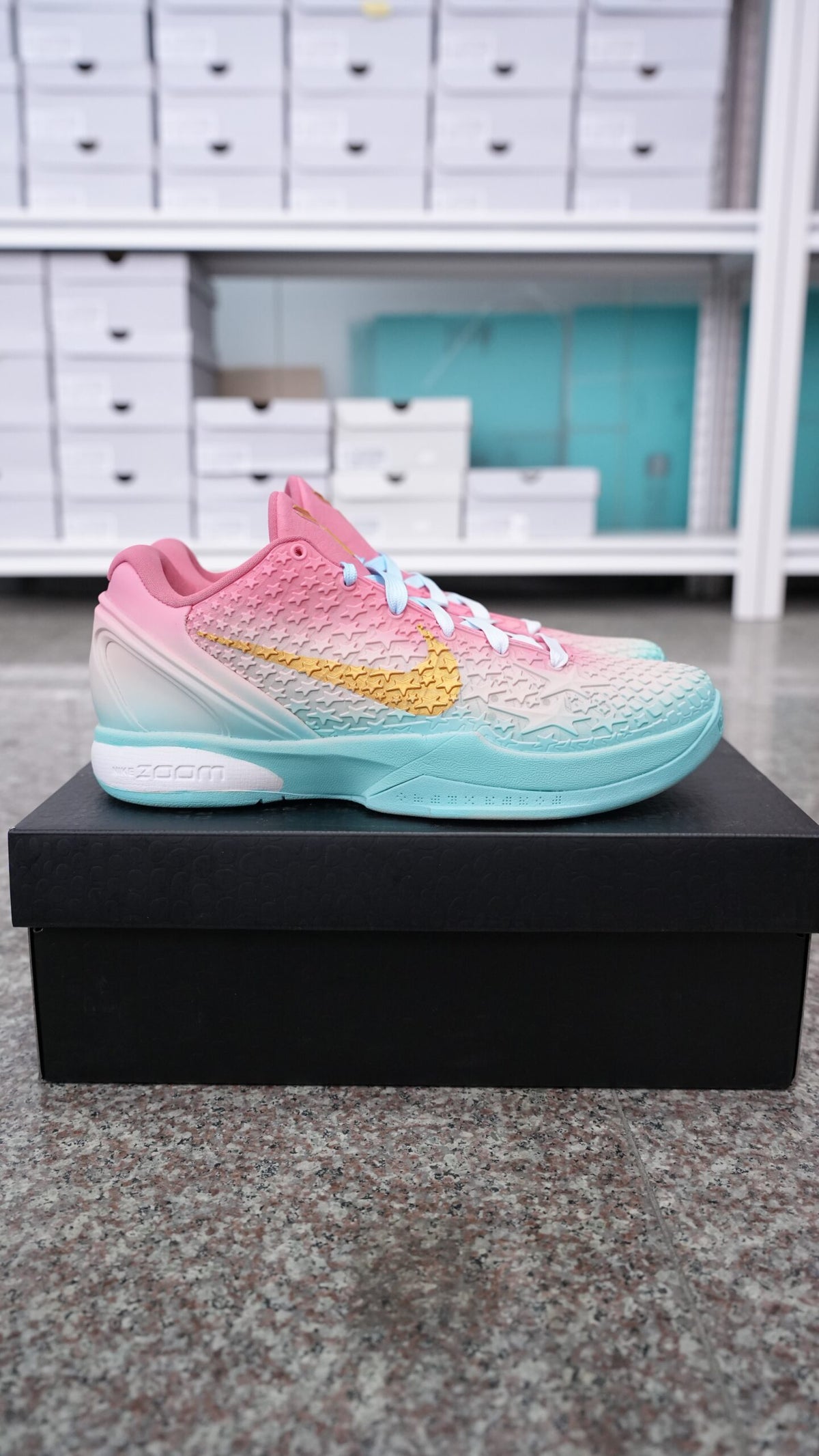 Men’s Low-Top Basketball Shoes, Pink Teal Gradient Textured Upper with Gold Swoosh, Zoom Cushioned Non-Slip Wear-Resistant Athletic Sneakers for Training & Daily Casual Wear